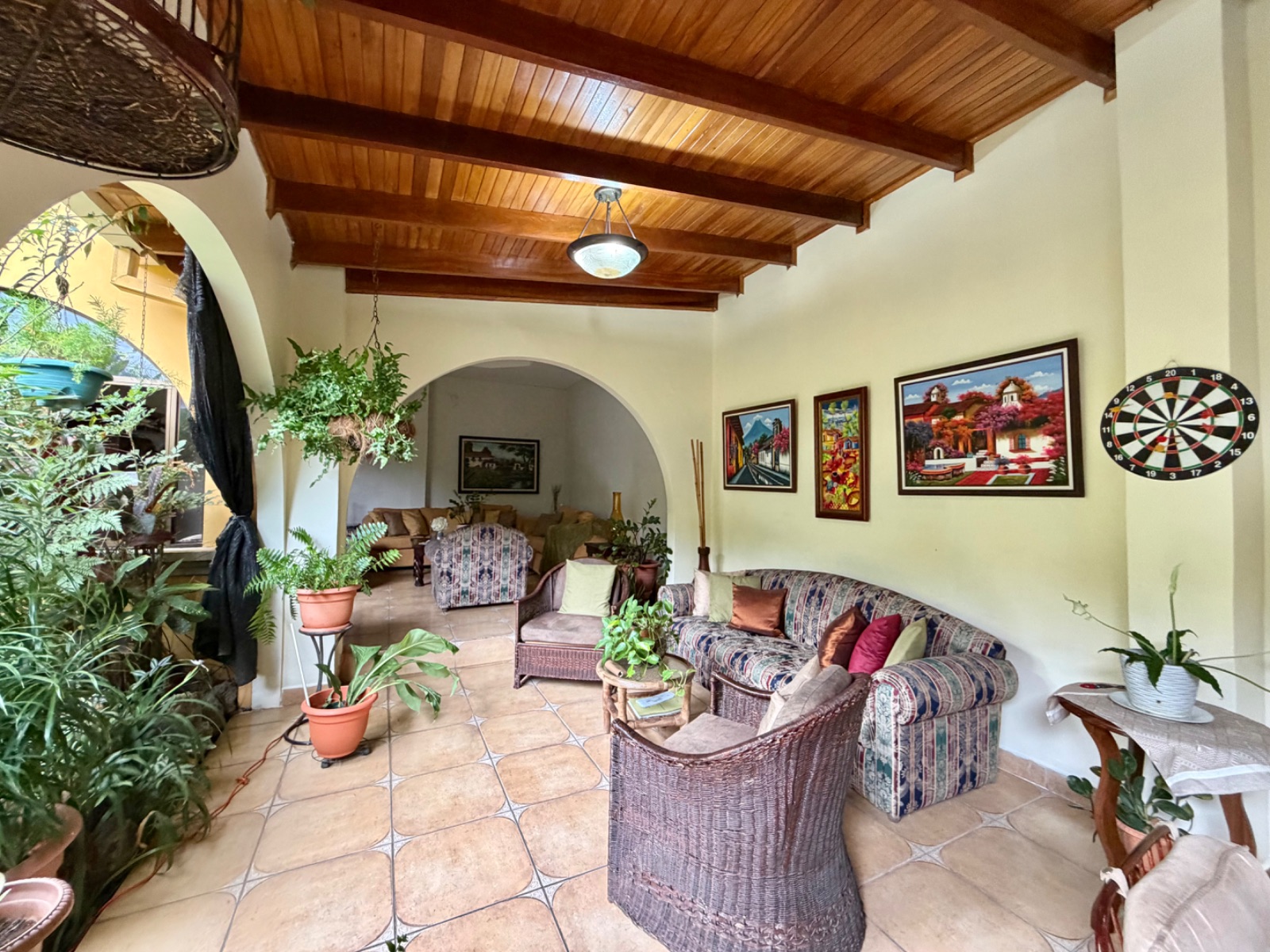 Casa amplia con estilo clásico 